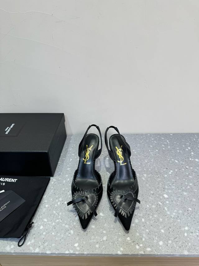 圣罗兰 Ysl 高定新款 尖头心形爱心 高跟 凉鞋 中古鞋 性感绝美收藏级别 精致的弧度，走路时骄傲的节奏 它不仅代表了高贵和优雅 更是一种独特的时尚态度的象征